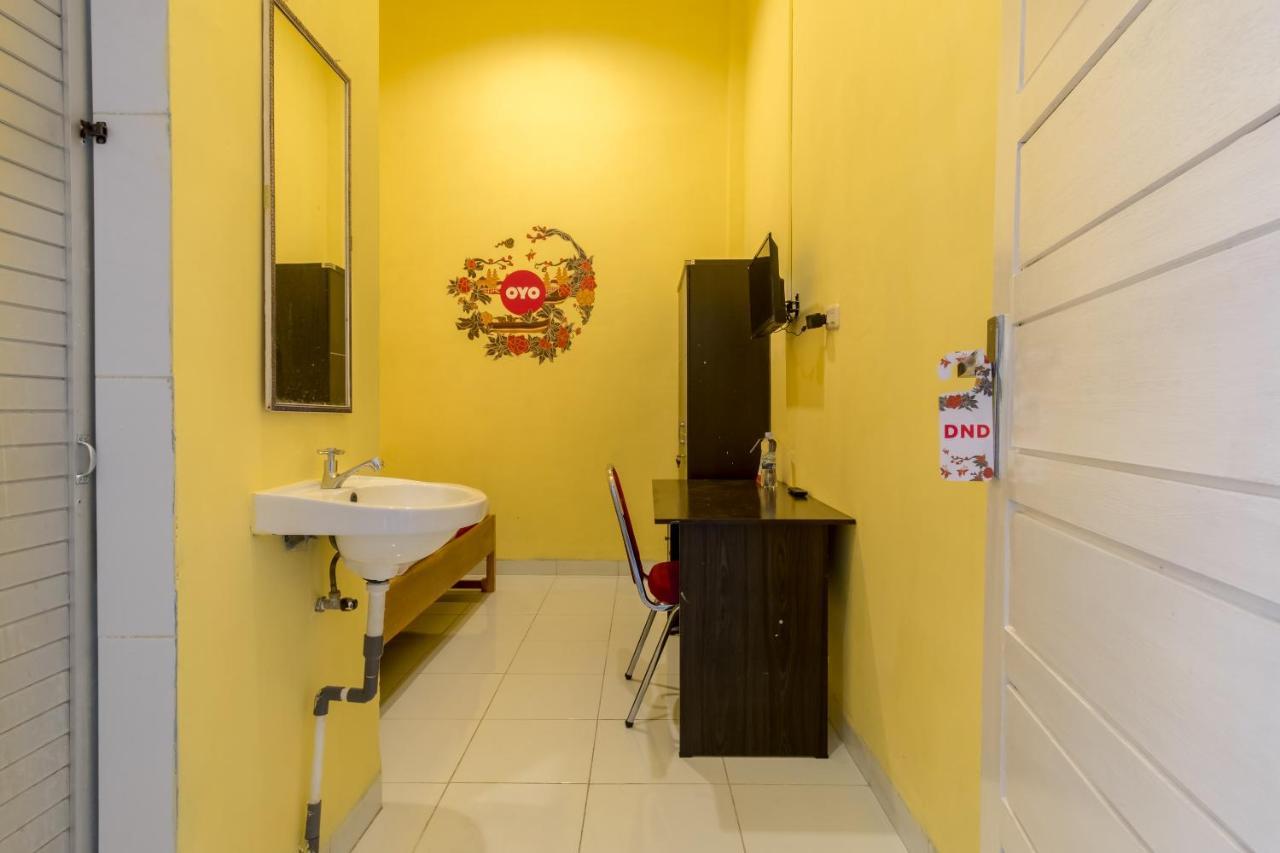 Oyo 447 Hutasimo Residence Медан Экстерьер фото